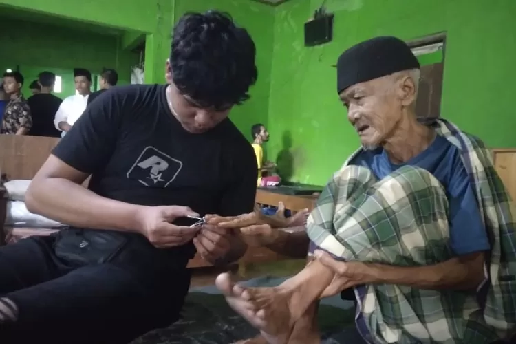 22 Remaja Ricuh di Blitar Jalani Sanksi Sosial di Panti Lansia