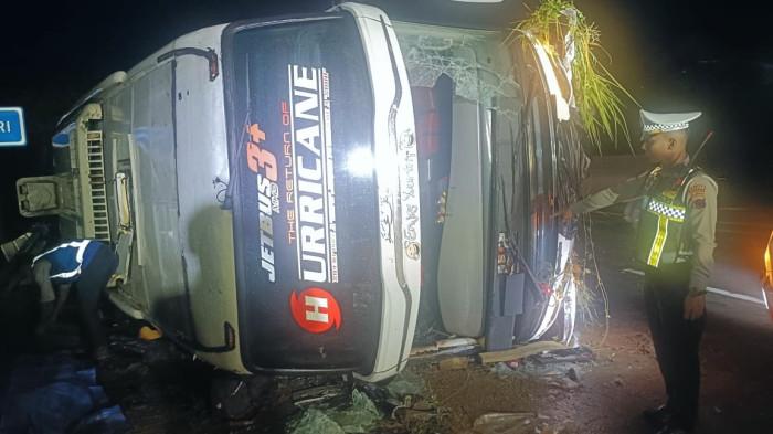 Bus PO Haryanto Terguling di Tol Batang, 3 Orang Tewas