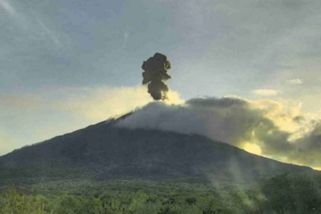 Gunung Ile Lewotolok Meletus 26 Kali, Warga Diminta Waspada