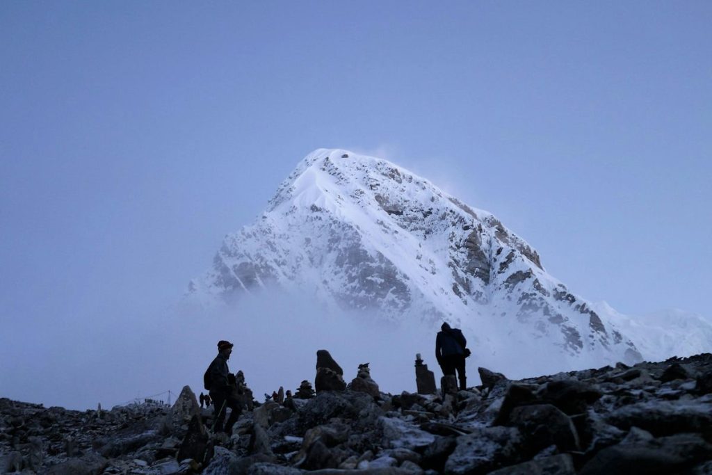 1.000 Turis Terjebak di Gunung Everest, Salju Tebal Lumpuhkan Evakuasi