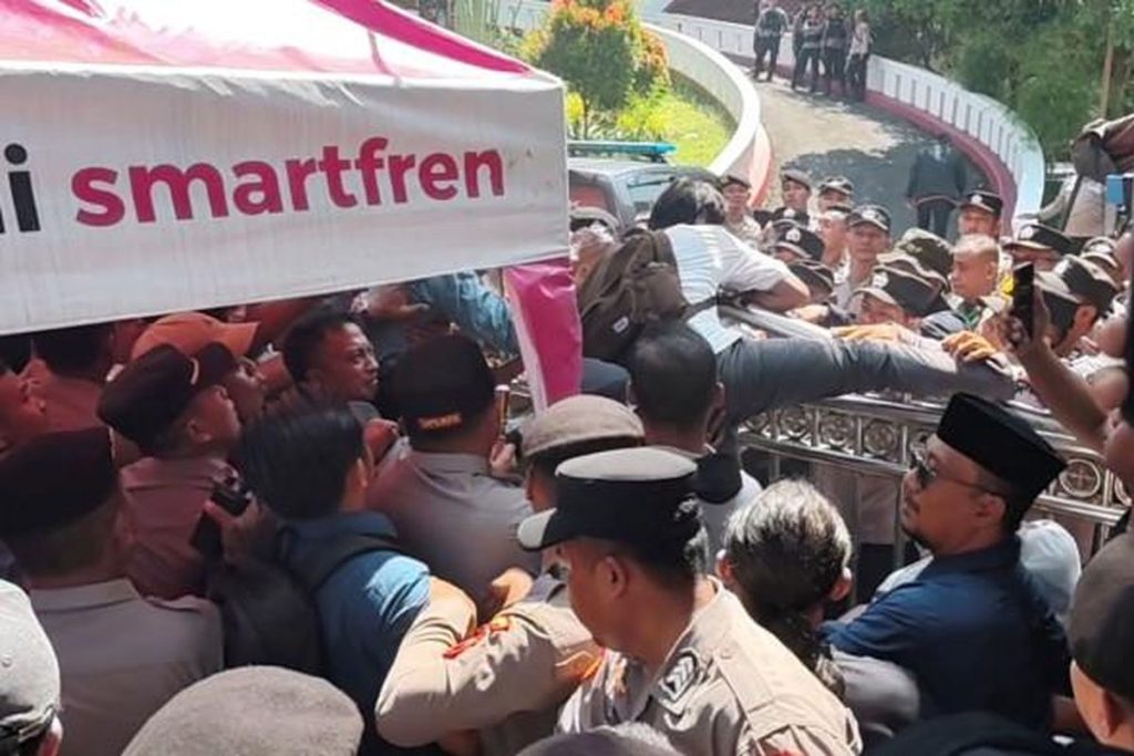 Sidang Pansus Pemakzulan Bupati Pati Ricuh di Luar Gedung DPRD Pati