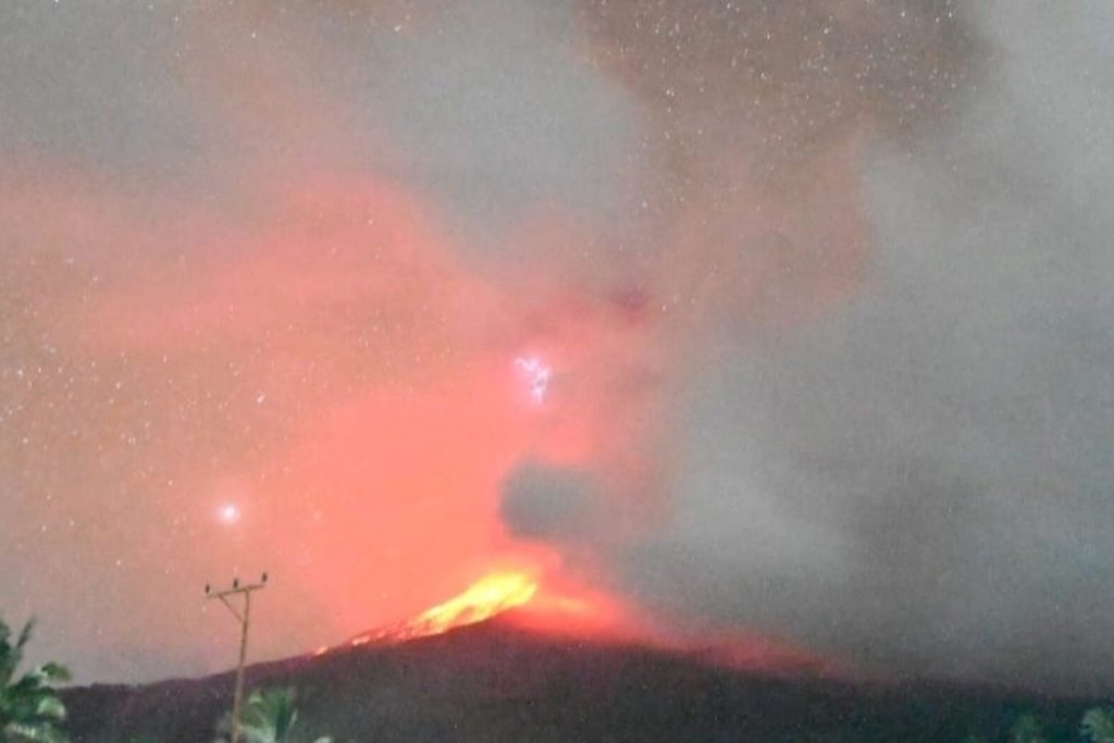 Gunung Lewotobi Laki-laki Erupsi Dahsyat, Kolom Abu Capai 10 Km