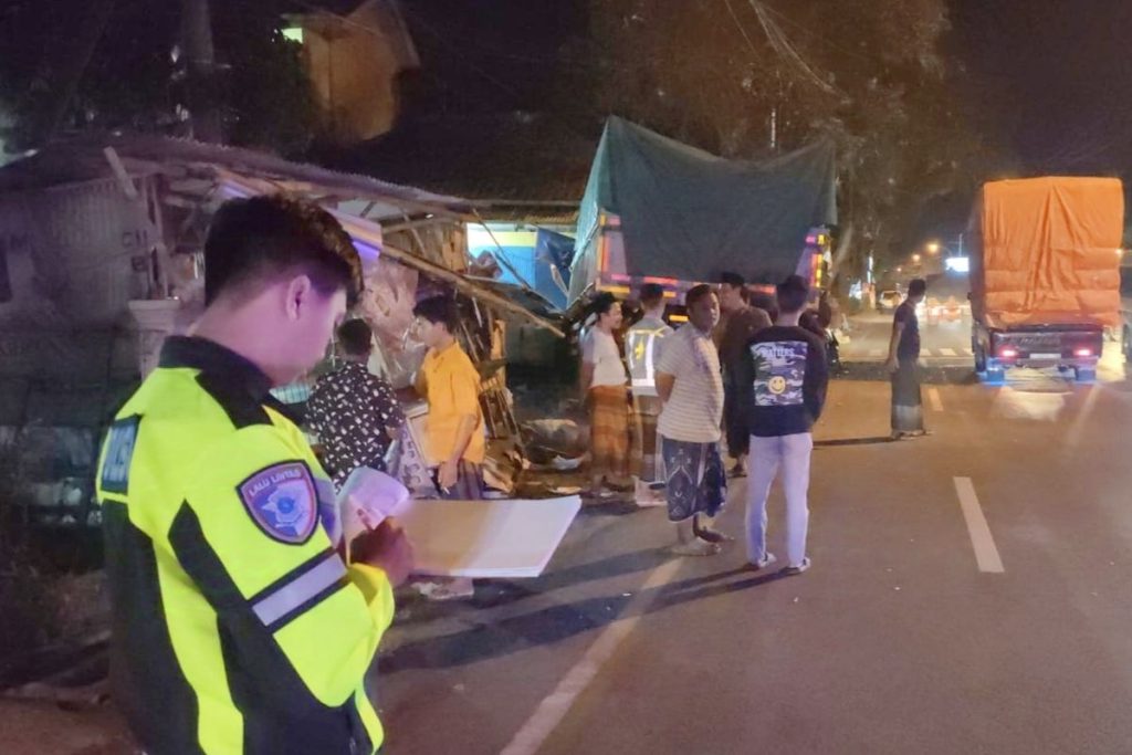 Truk Fuso Seruduk Tiga Kendaraan di Bangkalan, Sopir Diduga Mengantuk