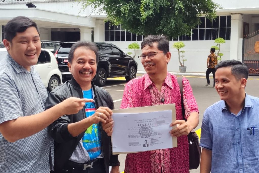 Bonatua Silalahi Terima Salinan Ijazah Jokowi dari KPU