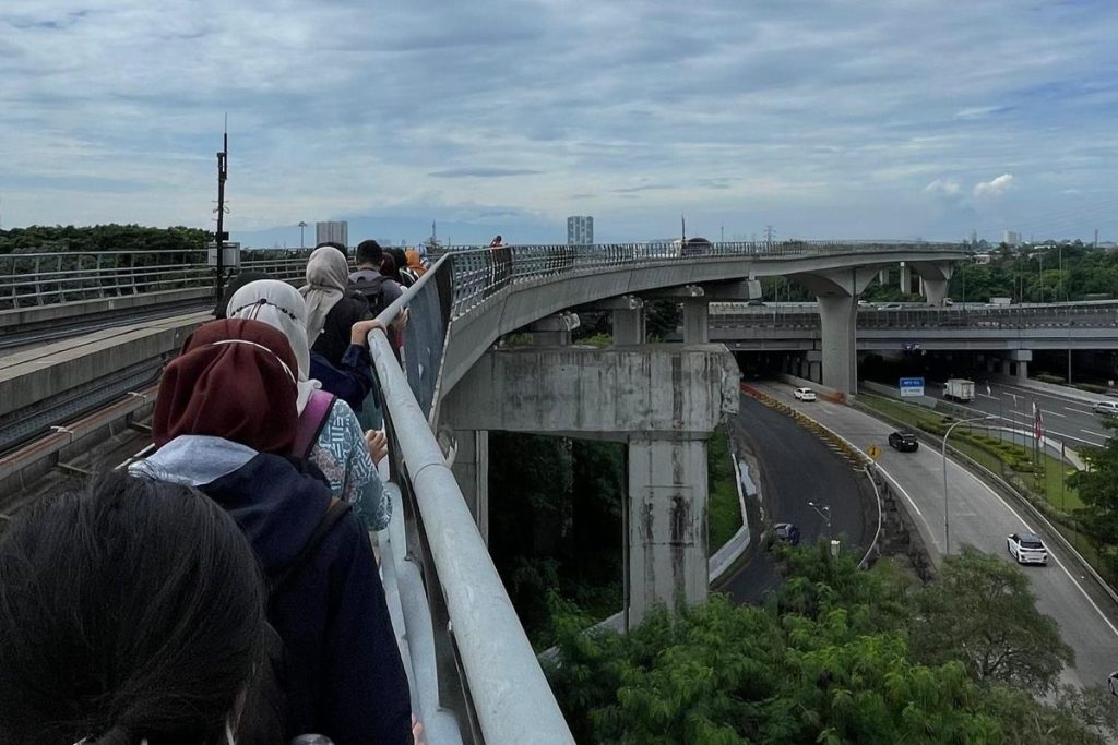 DPR Panggil Kemenhub dan Operator LRT Usai Insiden Penumpang Jalan Kaki di Lintasan