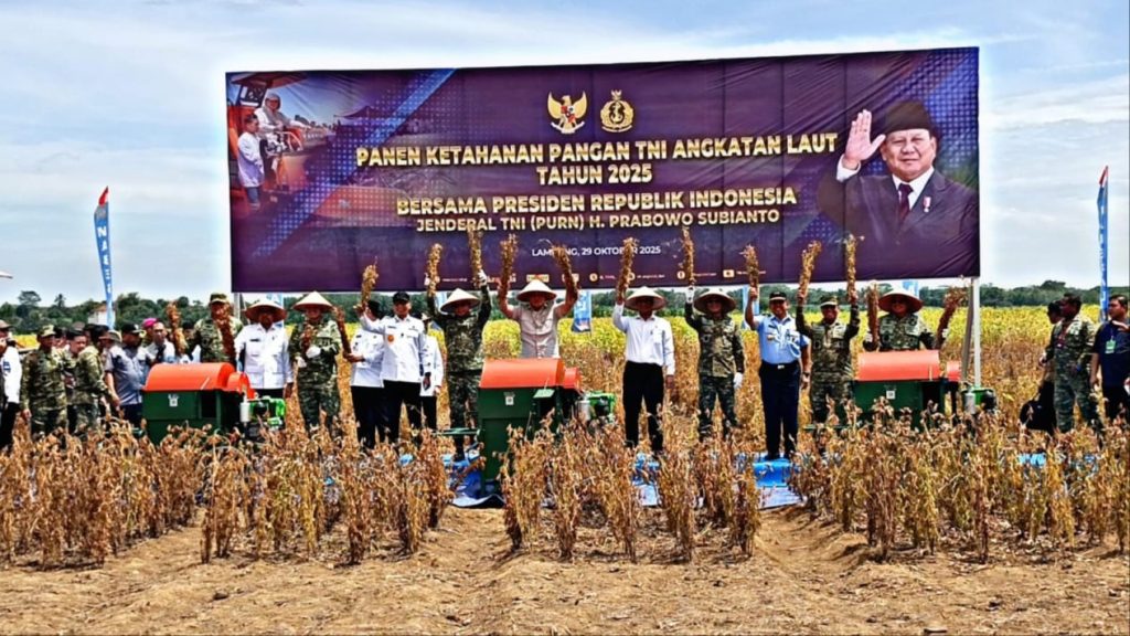 Menhan Panen Raya Kedelai Garuda Merah Putih di Lampung