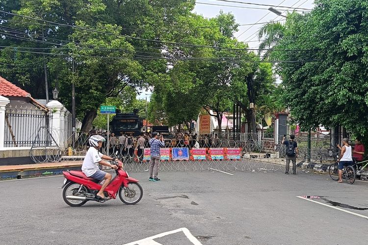 Menjelang Sidang Pemakzulan Bupati Pati, Polisi Pasang Kawat Berduri di Jalan Dr Wahidin