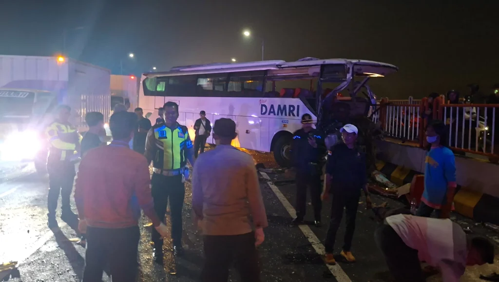Bus Damri Tabrak Truk di Jembatan Suramadu, Dua Orang Tewas