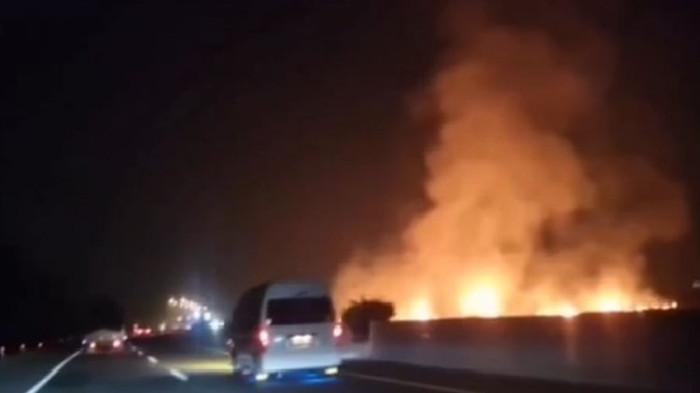 Diduga Meteor Jatuh, Api Membumbung di Dekat Tol Ciperna Cirebon