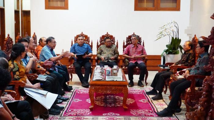 Koster Perintahkan GWK Bongkar Tembok Penghalang Warga