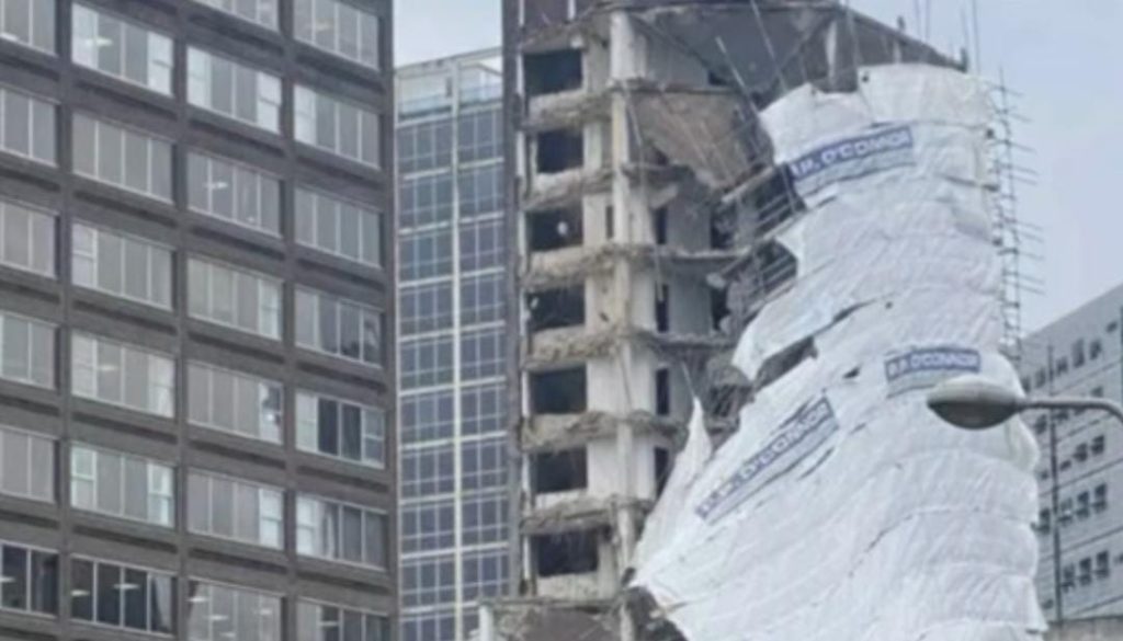 Gedung di Manchester Runtuh Sebelum Dirobohkan, 500 Orang Dievakuasi
