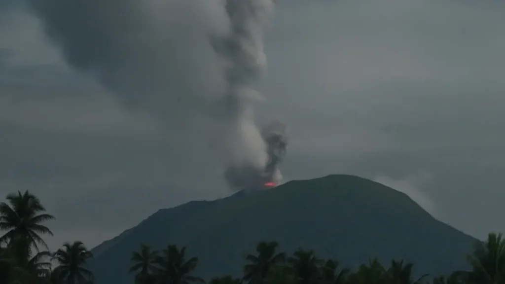 PGA: Gunung Ibu Meletus, Kolom Abu Mengarah ke Barat