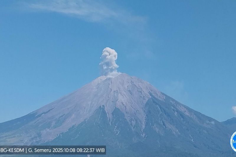 Gunung Semeru Kembali Erupsi, Abu Vulkanik Capai 700 Meter