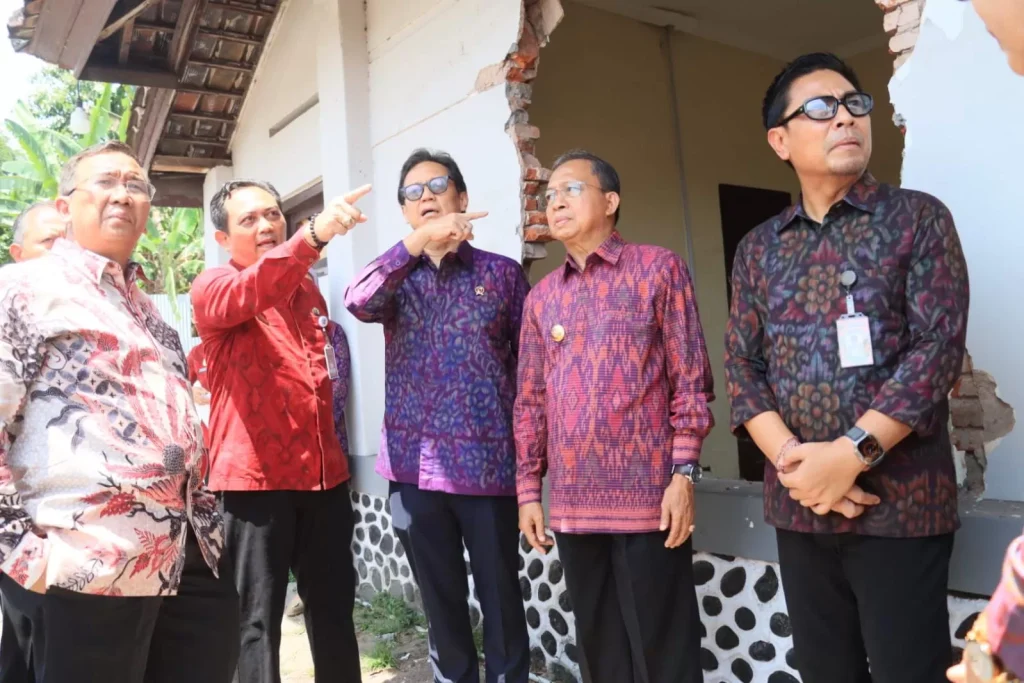 Budi Gunadi Siapkan Bantuan Alkes untuk RS Wangaya Pascabanjir