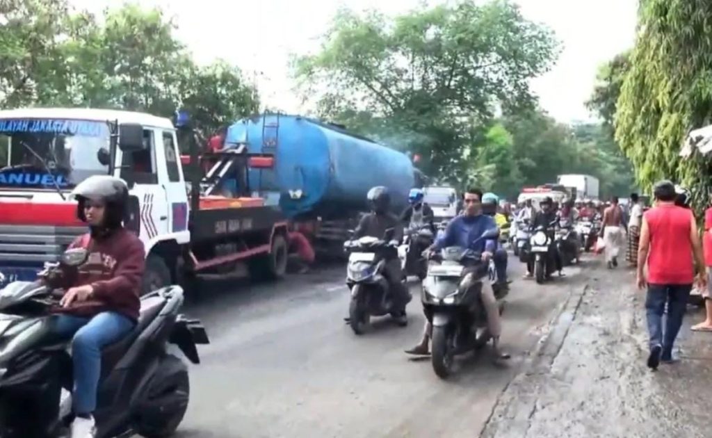 Kecelakaan Truk Tangki di Cakung, Minyak Meluber ke Jalan dan Kali