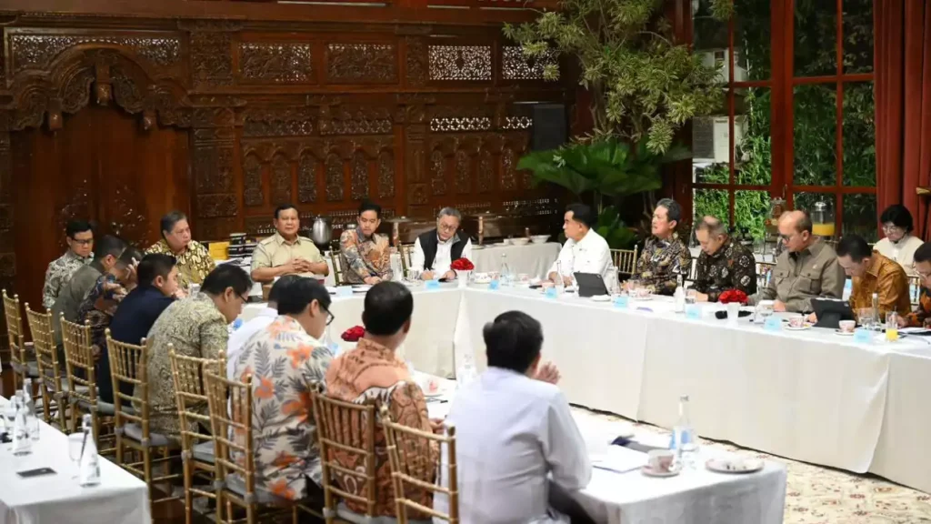 Rapat Malam Prabowo Bahas Stabilitas Sistem Keuangan dan DHE