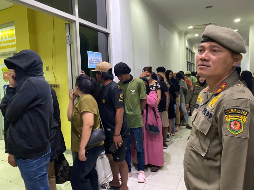 Razia Gabungan Samarinda, 15 Pasangan Tak Resmi dan “Manusia Silver” Diamankan