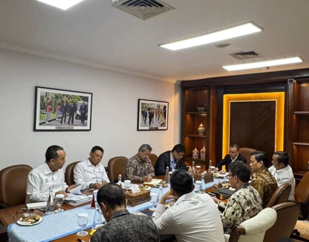 Seskab Teddy Gelar Rapat Strategis Bahas Ekosistem Keuangan Nasional