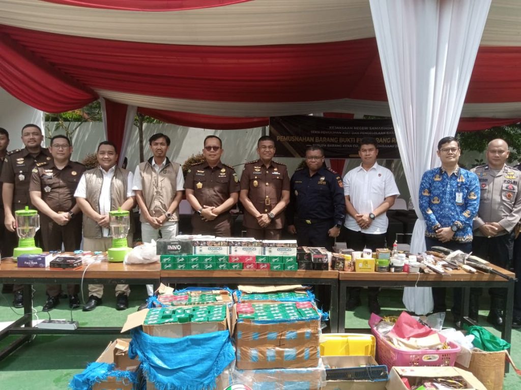 Kejari Samarinda Gelar Pemusnahan Barang Bukti Transparan