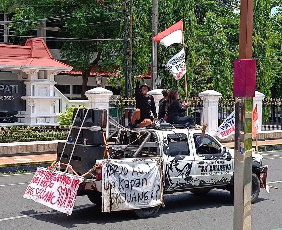 Warga Pati Konvoi Jelang Sidang Pemakzulan Bupati, Teriakkan “Lengserkan Sudewo”