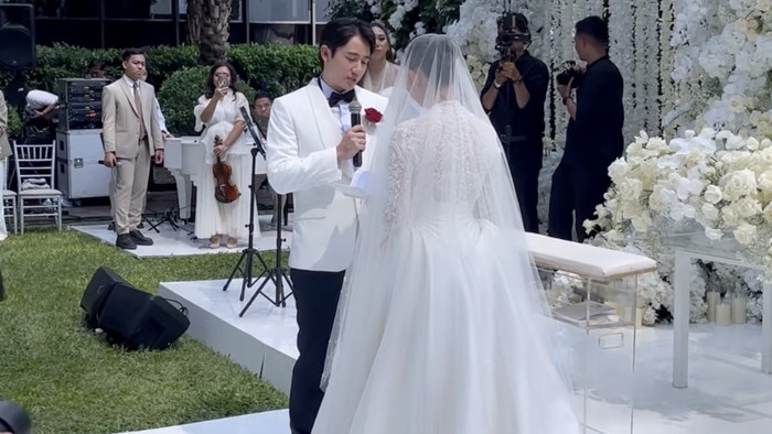 Amanda dan Kenny Resmi Menikah, Momen Haru Bikin Netizen Terpukau