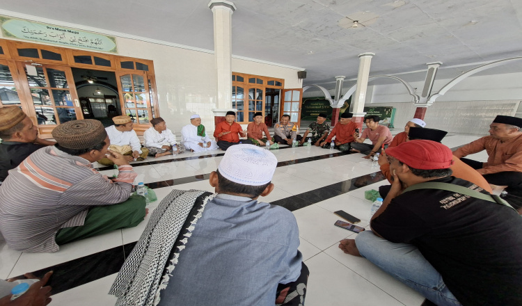 Bupati Situbondo Mediasi Warga Bertikai, Konflik Berakhir Damai