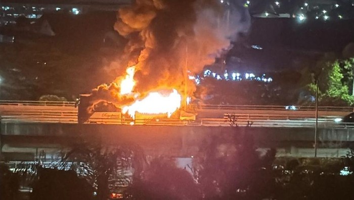 Bus Royal Trans Terbakar di Tol Wiyoto Wiyono Jakut