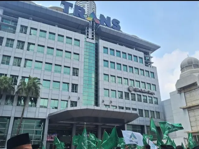 Ratusan Kader NU Kepung Gedung Trans7, Kibarkan Bendera Hijau