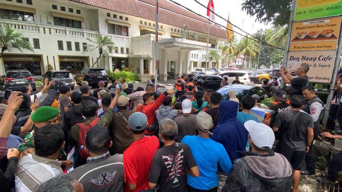 Demo Sopir Angkot Bogor Ricuh, Petugas Dishub Dikejar Massa
