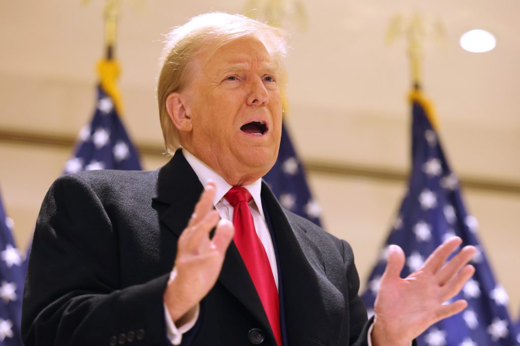Trump Naikkan Tarif Impor Truk Jadi 25 Persen Mulai November 2025