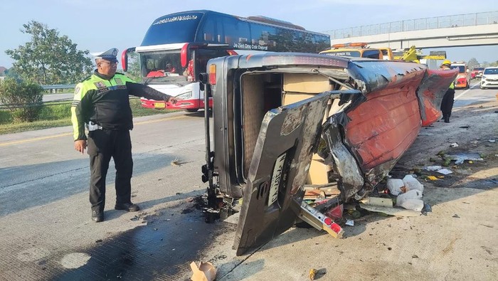 Ban Pecah Sebabkan Elf Terguling, Lalu Lintas Tol Jomo Sempat Macet