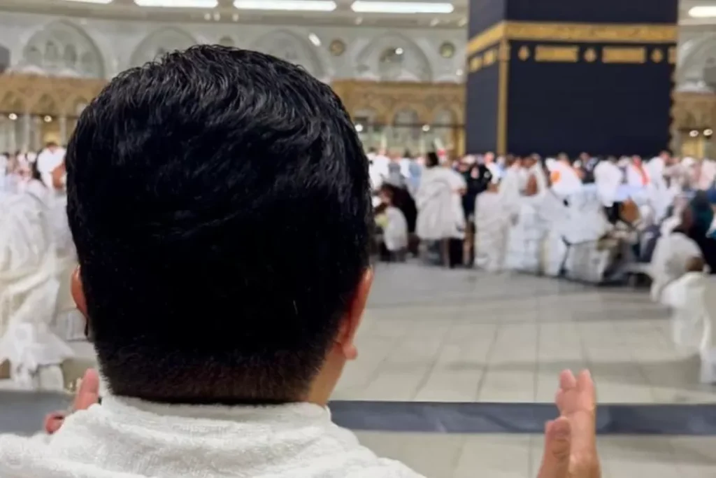 Erick Thohir Sujud di Depan Ka’bah, Doakan Garuda di Laga Penentu