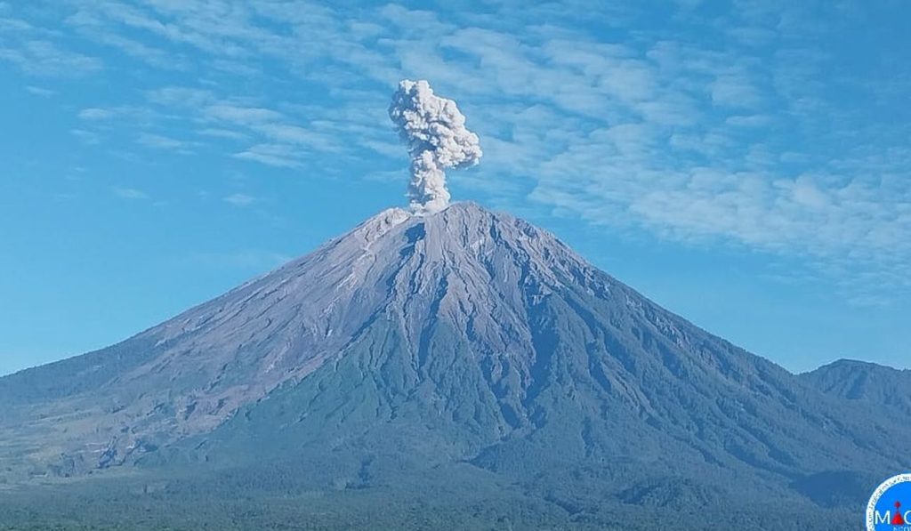 Gunung Semeru Dua Kali Erupsi Pagi Ini, Aktivitas Warga Dibatasi