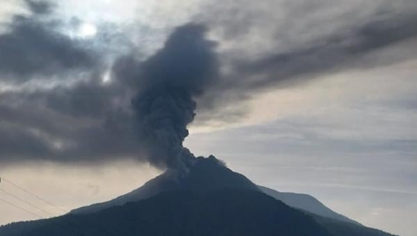 Gunung Lewotobi Laki-laki Meletus Dua Kali Pagi Ini