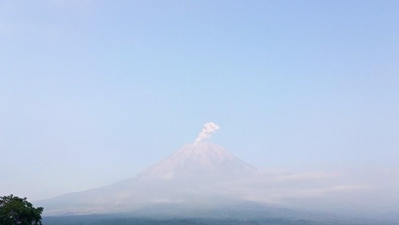 Gunung Semeru Erupsi, Warga Diminta Jauhi Radius 5 Km