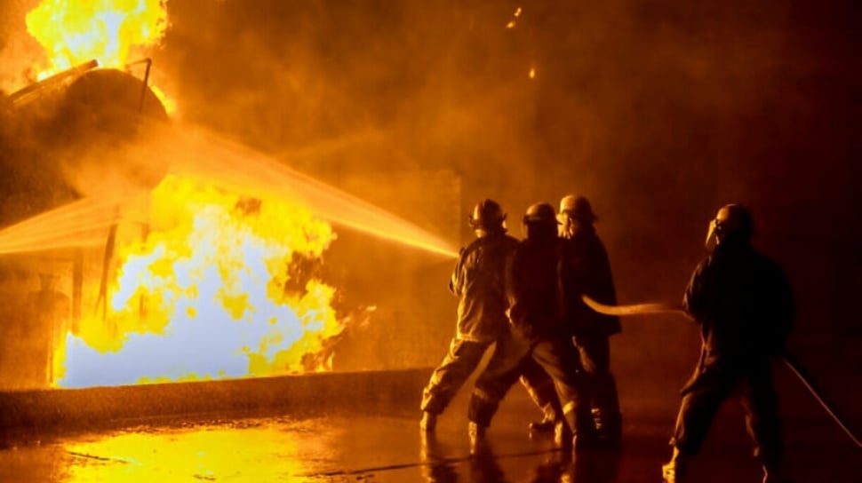 Gudang Tembakau Kades Sukolelah di Pamekasan Terbakar Hebat