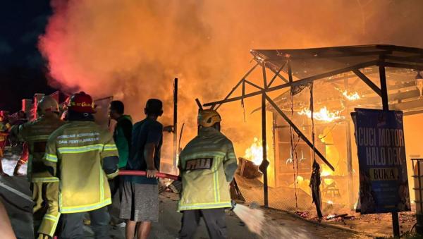 Kebakaran Hebat Hanguskan 4 Kios di Muara Rapak Balikpapan