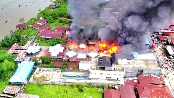 Api Lalap Pasar Pelangi Malinau, Pedagang Selamatkan Dagangan