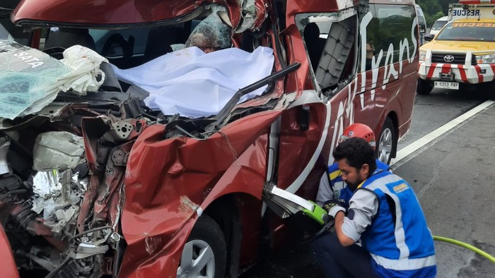 Mobil Travel Tabrak Truk di Tol Purbaleunyi, Satu Tewas dan Sembilan Luka