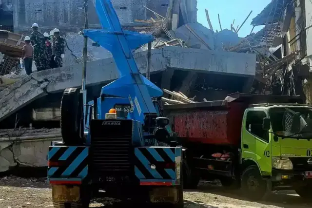Tim SAR Gunakan Alat Berat Evakuasi Ponpes Al Khoziny