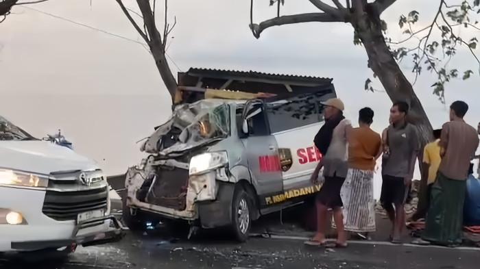 Sopir Ambulans Tewas, Diduga Mengantuk Tabrak Truk di Sampang