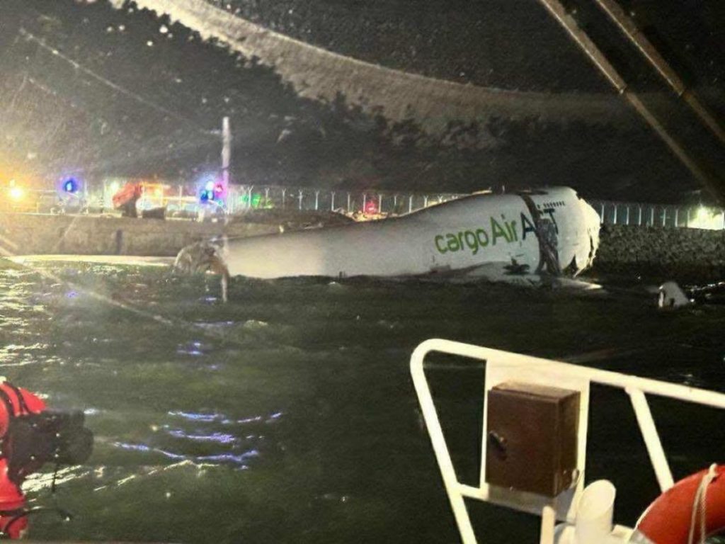 Pesawat Kargo dari Dubai Jatuh ke Laut di Bandara Hong Kong, Dua Petugas Tewas