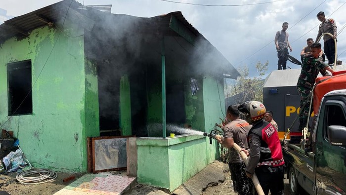 TNI–Polri Bersatu Padamkan Api di Kodam Lama Jayapura
