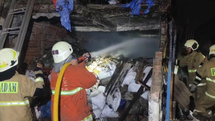 Petir Picu Kebakaran di Tamansari, Tiga Bangunan Ludes