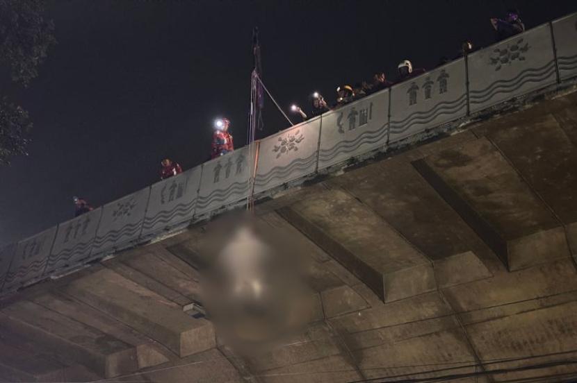 Pria Tanpa Identitas Tewas Gantung Diri di Flyover Pasupati