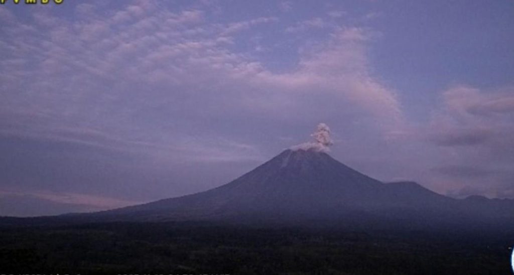 Gunung Semeru Kembali Erupsi dengan Abu Setinggi 800 Meter
