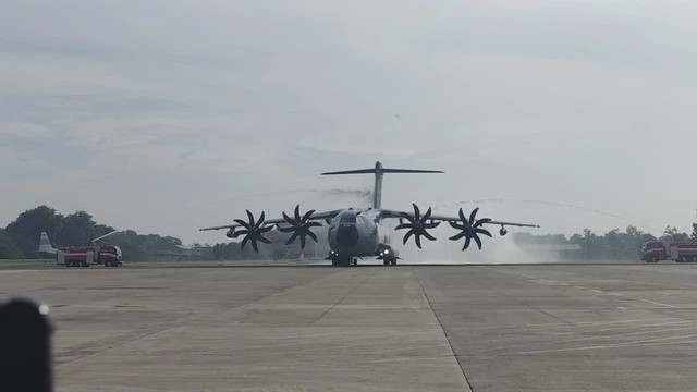 Pesawat Airbus A400M Tiba di Halim, Disambut Tradisi Water Salute