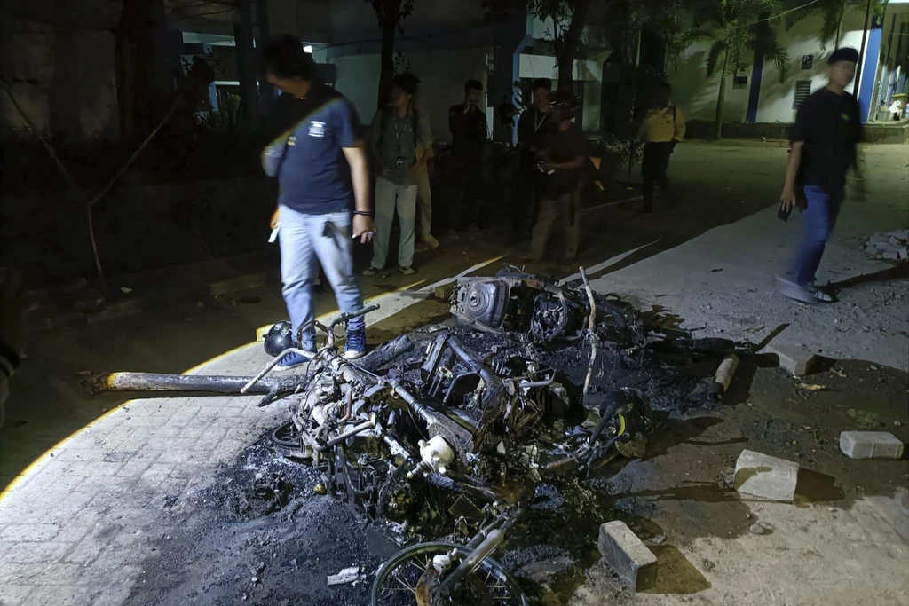 Bentrok Mahasiswa UNM Pecah, Lima Motor Ludes Terbakar