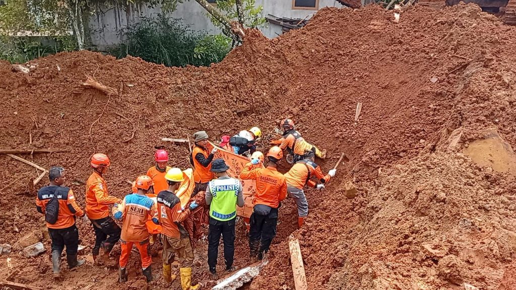 Satu Keluarga Korban Longsor Cibeunying Ditemukan di Hari Ketiga