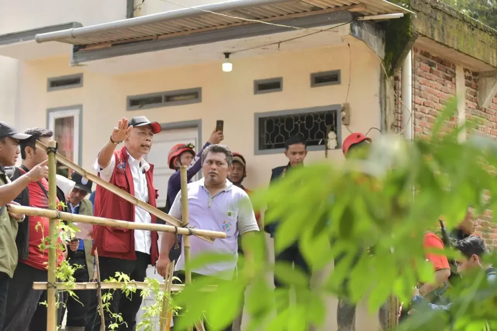 Wamensos Salurkan Santunan Korban Longsor di Cilacap